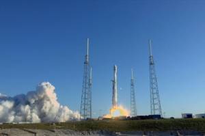 SpaceX blasts off NASA's new planet-hunter, TESS.jpg SpaceX blasts off NASA's new planet-hunter, TESS.jpg