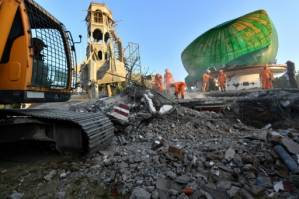 Tourist exodus from Lombok as quake toll hits 98.jpg Tourist exodus from Lombok as quake toll hits 98.jpg