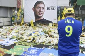 Body recovered from wreck of Sala plane.jpg Body recovered from wreck of Sala plane.jpg