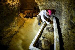 Thousands-year-old Egyptian sarcophagus opened on live TV.jpg Thousands-year-old Egyptian sarcophagus opened on live TV.jpg