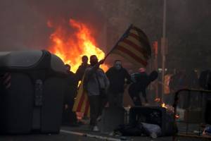 Violence escalates in Barcelona after 500,000 separatists rally.jpg Violence escalates in Barcelona after 500,000 separatists rally.jpg
