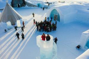 Tourists brave sub-zero temperatures for a night at Sweden's ice hotel.jpg Tourists brave sub-zero temperatures for a night at Sweden's ice hotel.jpg