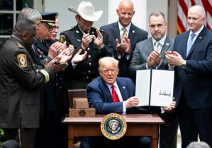 Trump signs order pushing to reduce US police violence.jpg Trump signs order pushing to reduce US police violence.jpg