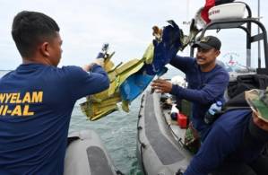 Divers search Indonesian plane wreckage for black boxes.jpg Divers search Indonesian plane wreckage for black boxes.jpg