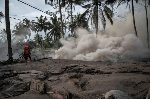 Indonesia volcano erupts again, rescue operations suspended.
