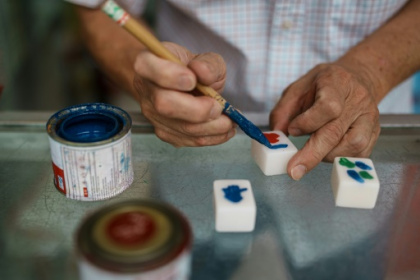 Hong Kong mahjong carver among the last of his kind.jpg