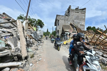 Indonesia quake survivors appeal for supplies as rescuers trawl rubble.jpg Indonesia quake survivors appeal for supplies as rescuers trawl rubble.jpg
