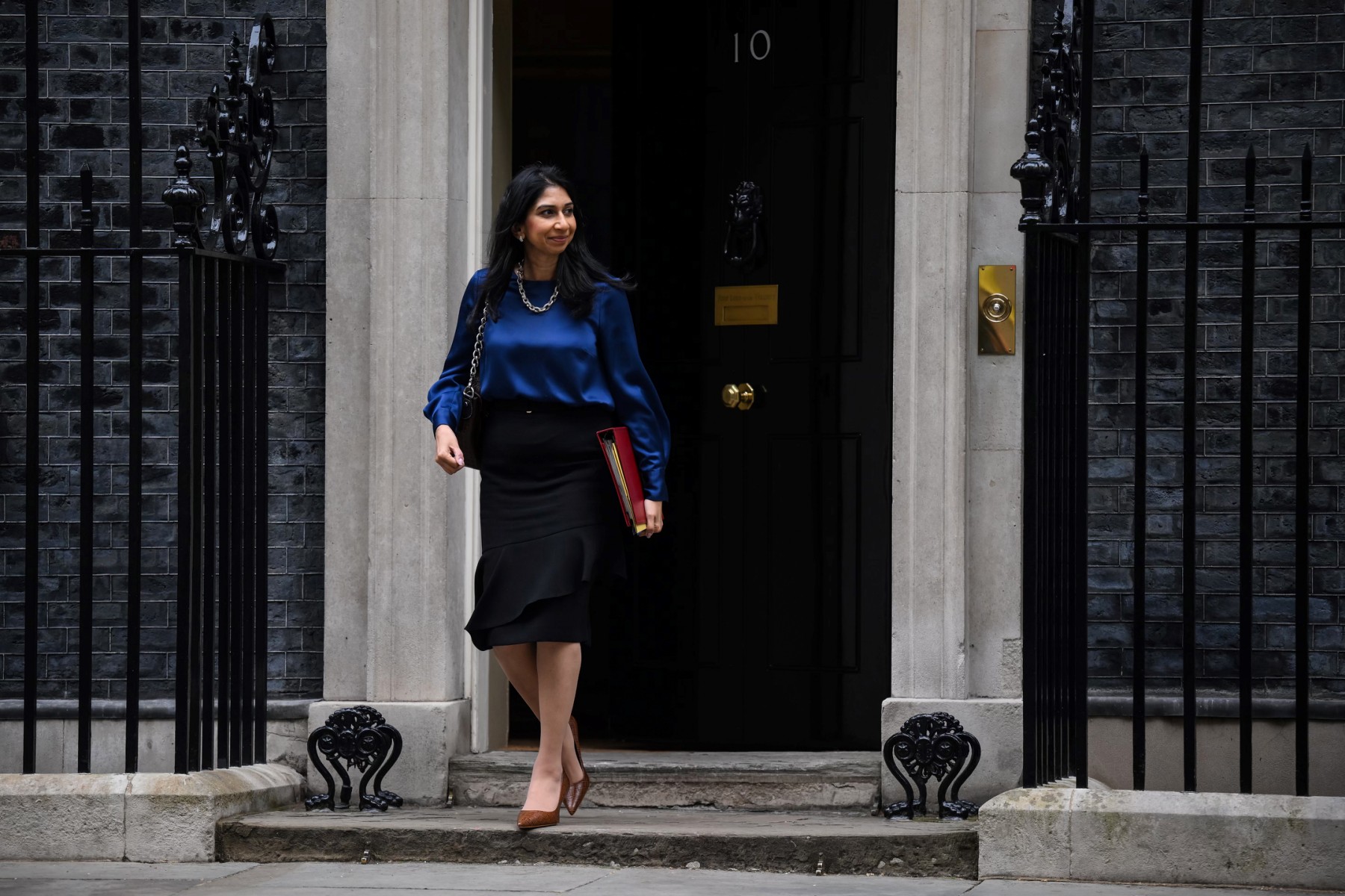 UK govt announces overseas student curbs to slash immigration