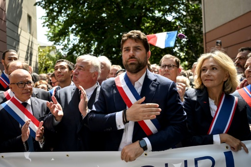 French mayors hold anti-riot rallies as violence eases