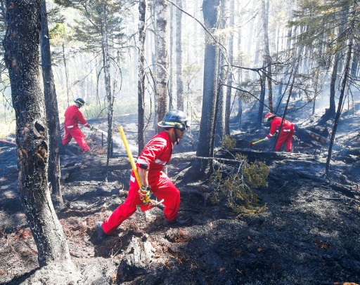 Firefighters in east Canada battle 'unprecedented' blazes