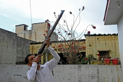 India arms Hindu village militias to combat Kashmir rebels.jpg