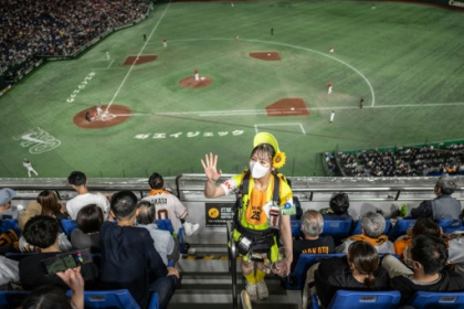 beer vendors of Japanese baseball.jpg beer vendors of Japanese baseball.jpg