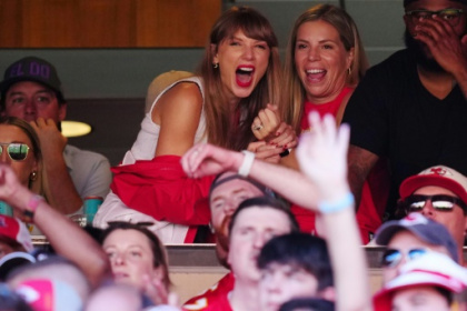 Taylor Swift cheers Chiefs, stoking Travis Kelce romance rumors.jpg