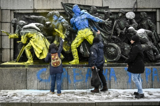 Bulgaria dismantles Soviet army monument