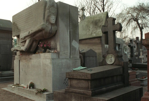 Artists pay homage to Oscar Wilde in Paris hotel where he died