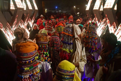 Mass Hindu wedding defies poverty and persecution in Pakistan.jpg