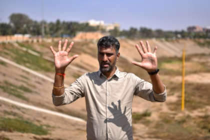 India's 'lake man' cleans up critical water supplies.jpg