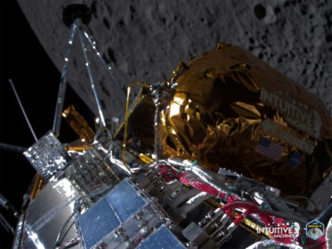 US heads back to the Moon -- with a commercial spaceship.jpg