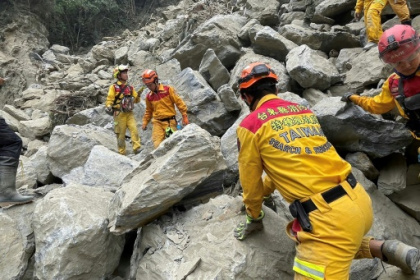 Taiwan rescuers free nine from cave after quake.jpg