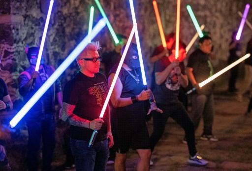 Mexicans embrace the Force with lightsaber training