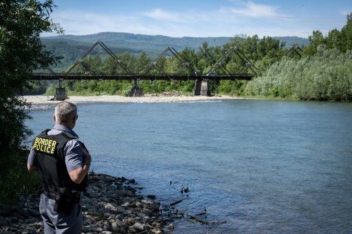 Ukrainians risk lives to flee draft via icy Romanian pass