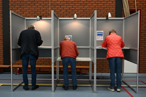 Irish, Czechs hold EU vote after Dutch far-right gains