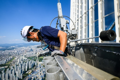 South Korea's skyscraper window cleaner with a fear of heights.jpg