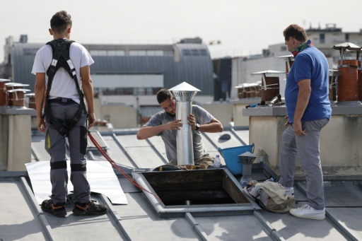 Paris zinc roofers seek elusive UNESCO heritage status