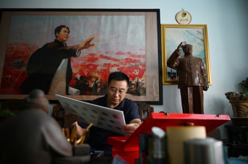 China's 'red collectors' cherish bygone Maoist era