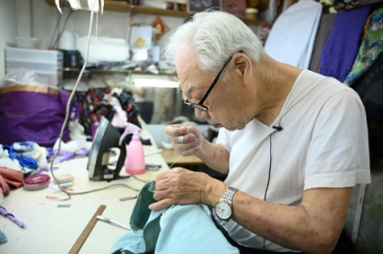 Hong Kong cheongsam master in the mood to retire after 75 years.jpg