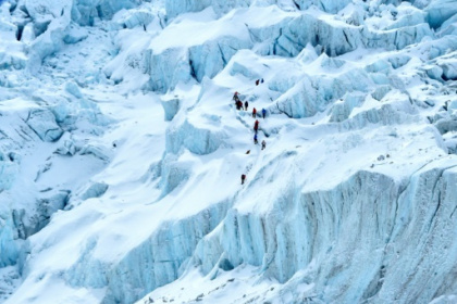 Record number of climbers chase 14-peak dream in Tibet.jpg