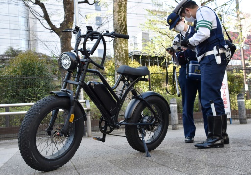 Japan cyclists risk jail for using a mobile