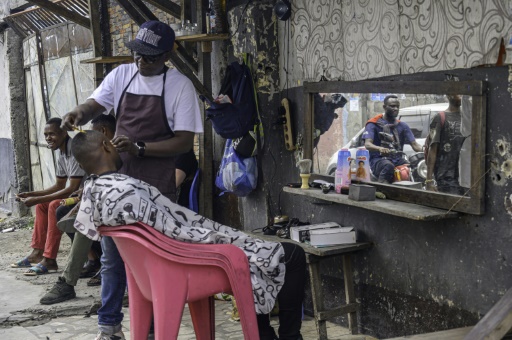 On Kinshasa's streets hairdressers make a quick buck