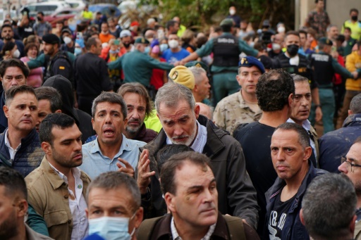 Crowd hurls mud, insults at Spanish royals, PM on visit to flood zone