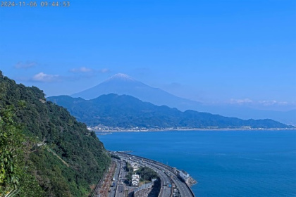 Snow seen on Mount Fuji after record absence.jpg