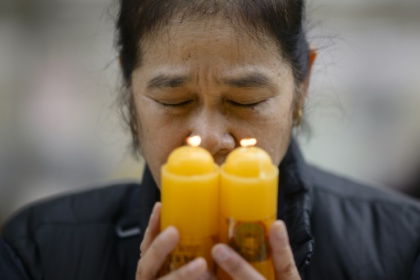 Live-streamed prayers for stressed S. Korean exam parents.jpg Live-streamed prayers for stressed S. Korean exam parents.jpg