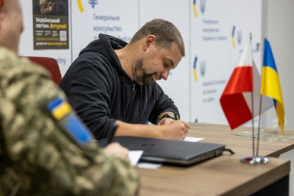 Ukrainians abroad sign up to fight.jpg