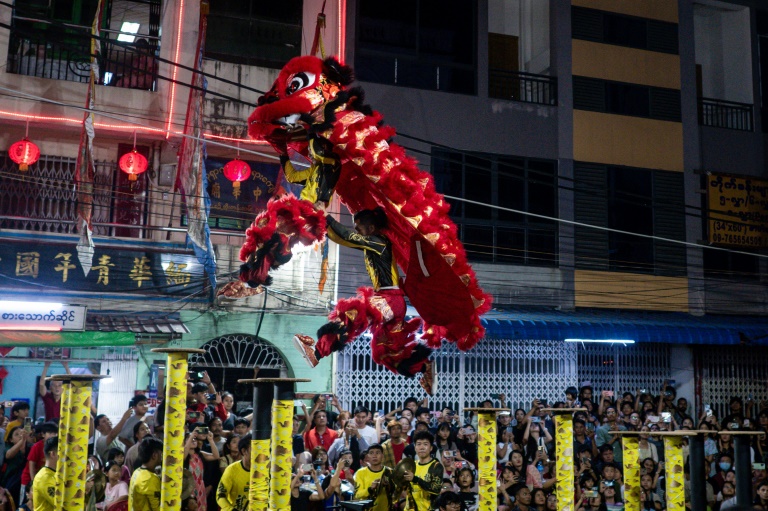 Chinese lion dance troupe shrugs off patriarchal past