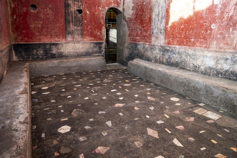 Pompeii reveals 'impressive' bath complex