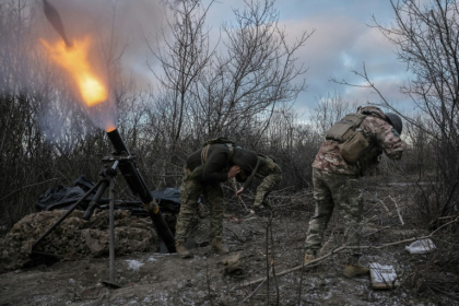 Ukrainian soldiers fire a mortar towards Russian positions -- Both armies are trying to secure an advantage on the battlefield ahead of possible peace talks