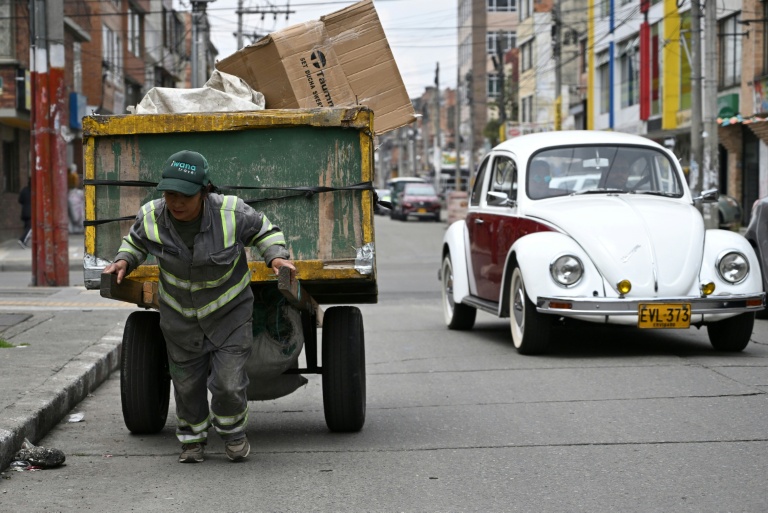 Colombian influencer puts the pizzazz into recycling