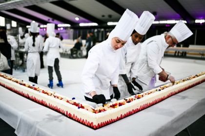Record du monde du plus grand fraisier, long de 121,88 m, exposé à la patinoire d'Argenteuil, le 23 avril 2025 Record du monde du plus grand fraisier, long de 121,88 m, exposé à la patinoire d'Argenteuil, le 23 avril 2025