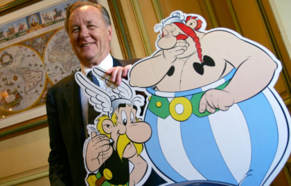 Late French illustrator Albert Uderzo poses with Asterix and Obelix in 2005 - Pierre-Philippe MARCOU