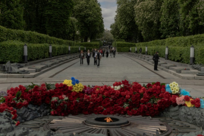 People walk past the Tomb of the Unknown Soldier at the World War II memorial on the Day of Remembrance and Victory over Nazism in Kyiv - Roman PILIPEY (AFP) People walk past the Tomb of the Unknown Soldier at the World War II memorial on the Day of Remembrance and Victory over Nazism in Kyiv - Roman PILIPEY (AFP)