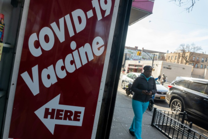 A pharmacy advertises the COVID-19 vaccine as the nation marks the fifth anniversary of the Covid-19 pandemic on March 13, 2025 in New York City - SPENCER PLATT (AFP)
