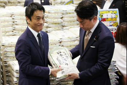 Farm minister Shinjiro Koizumi (R) has pledged to cut rice prices quicker - STR (AFP) Farm minister Shinjiro Koizumi (R) has pledged to cut rice prices quicker - STR (AFP)