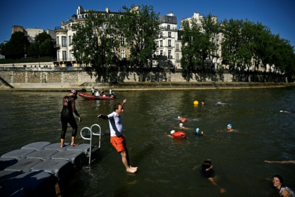 A Paris resident plunges into the Seine on July 17, 2024. - JULIEN DE ROSA (AFP) A Paris resident plunges into the Seine on July 17, 2024. - JULIEN DE ROSA (AFP)