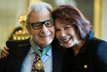 Lalo Schifrin with his wife Donna in Paris 2016 after he was presented with a French government award for culture - ERIC FEFERBERG (AFP)