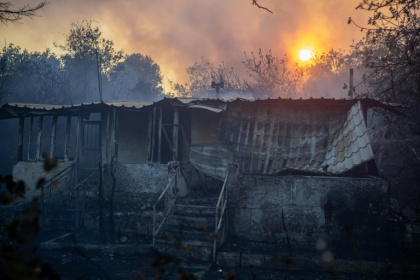 Firefighters are working in several areas of the Peloponnese - Angelos TZORTZINIS (AFP) Firefighters are working in several areas of the Peloponnese - Angelos TZORTZINIS (AFP)