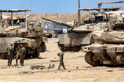 Israeli army soldiers perform maintenance tasks near the border with the Gaza Strip - Jack GUEZ (AFP)